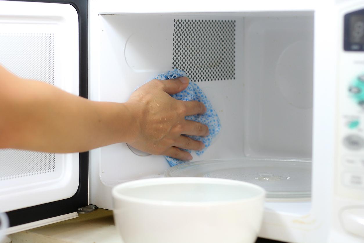 How to Clean the Microwave Oven How to Clean the Microwave Oven